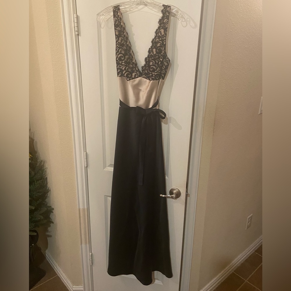 Beautiful maxi length dress by Laundry by Shelli Segal.NBW